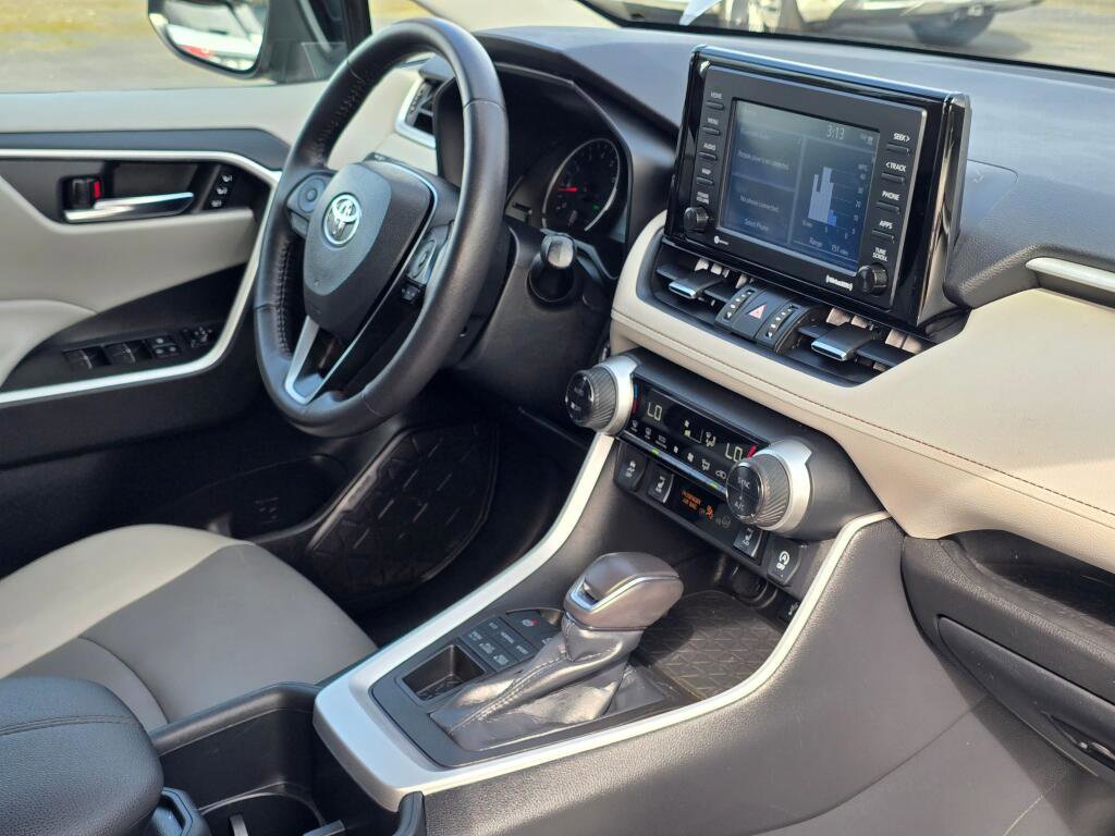 Used 2022 Toyota RAV4 XLE Premium image 29