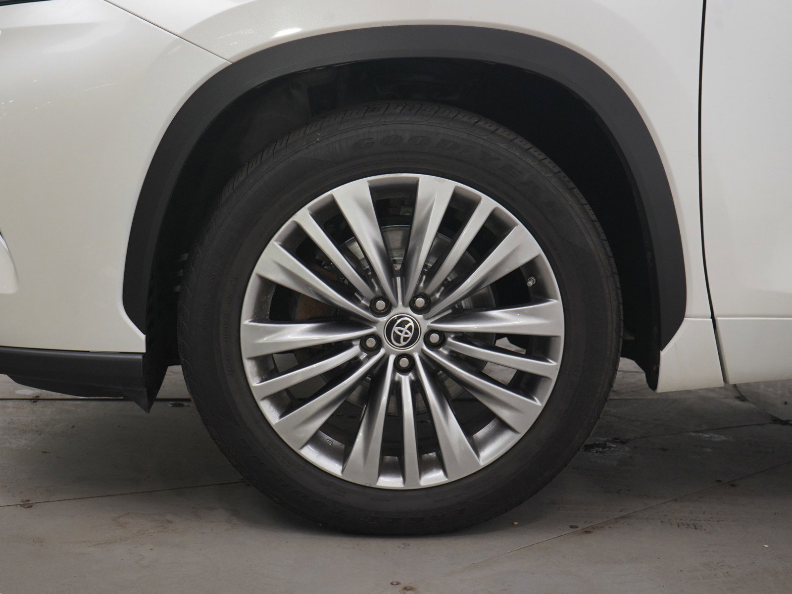 Used 2020 Toyota Highlander XLE image 33