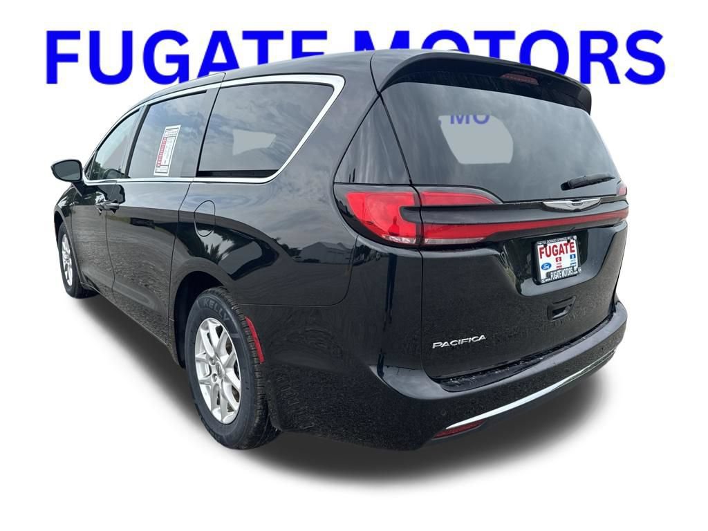 Used 2024 Chrysler Pacifica Touring-L FWD image 3