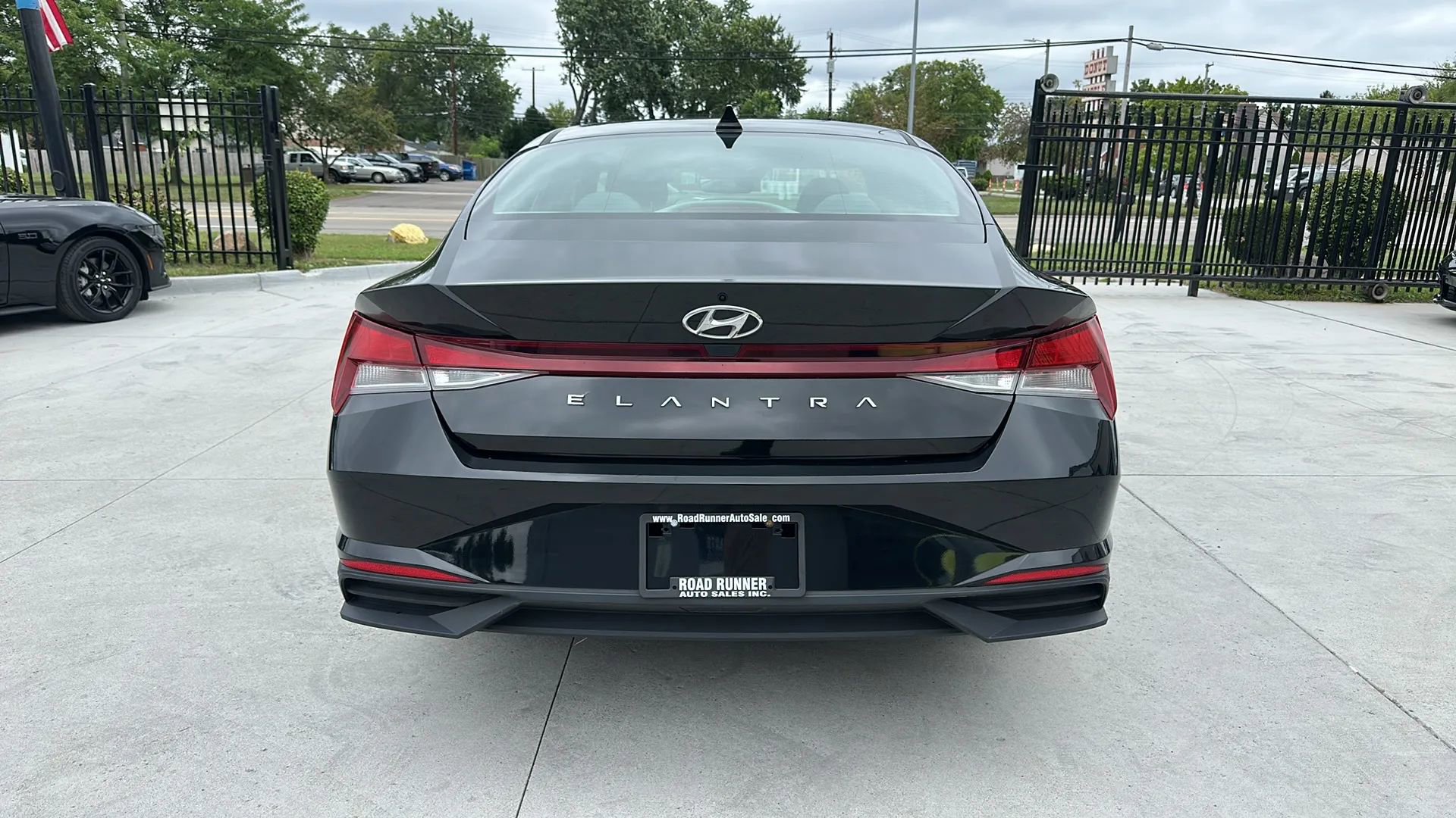 Used 2021 Hyundai Elantra SE w/ Cargo Package image 6
