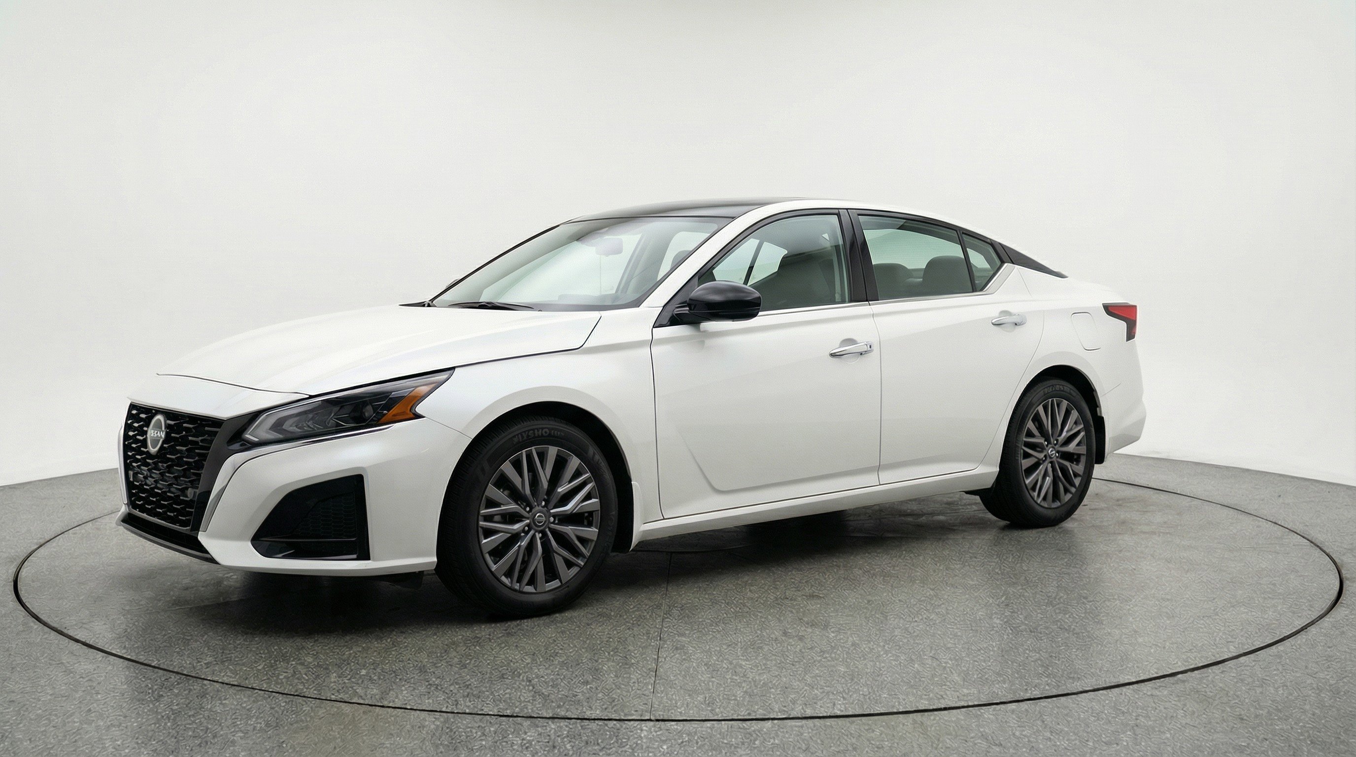 Used 2025 Nissan Altima 2.5 SV image 3