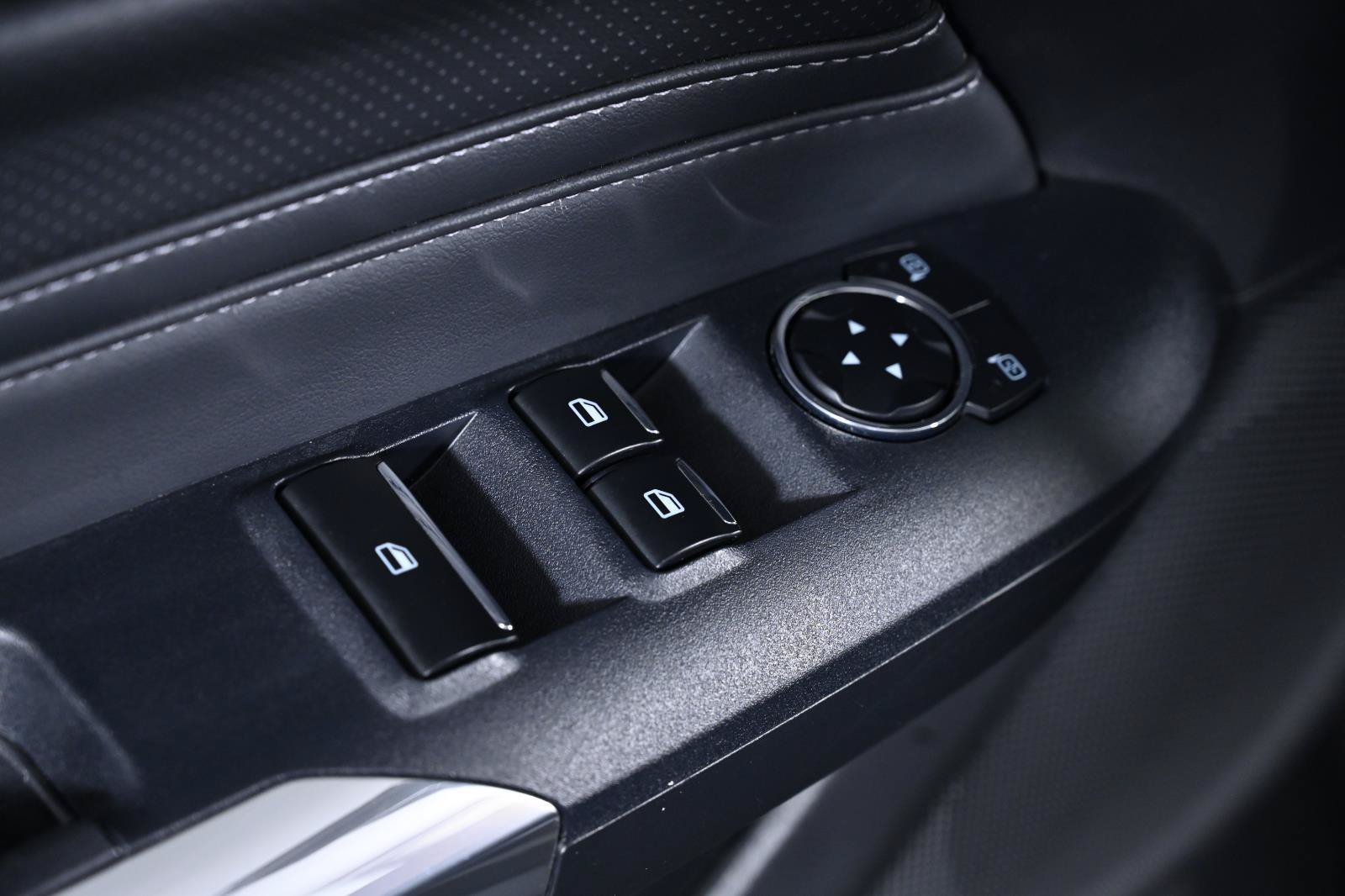 Used 2025 Ford Mustang Premium RWD image 32