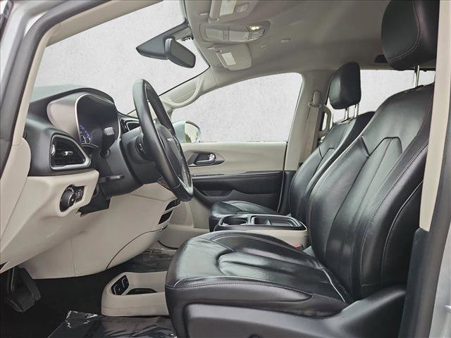 Used 2020 Chrysler Pacifica Touring-L FWD image 15