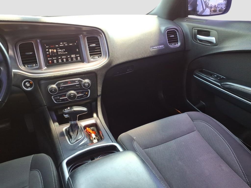 Used 2018 Dodge Charger SXT RWD image 14
