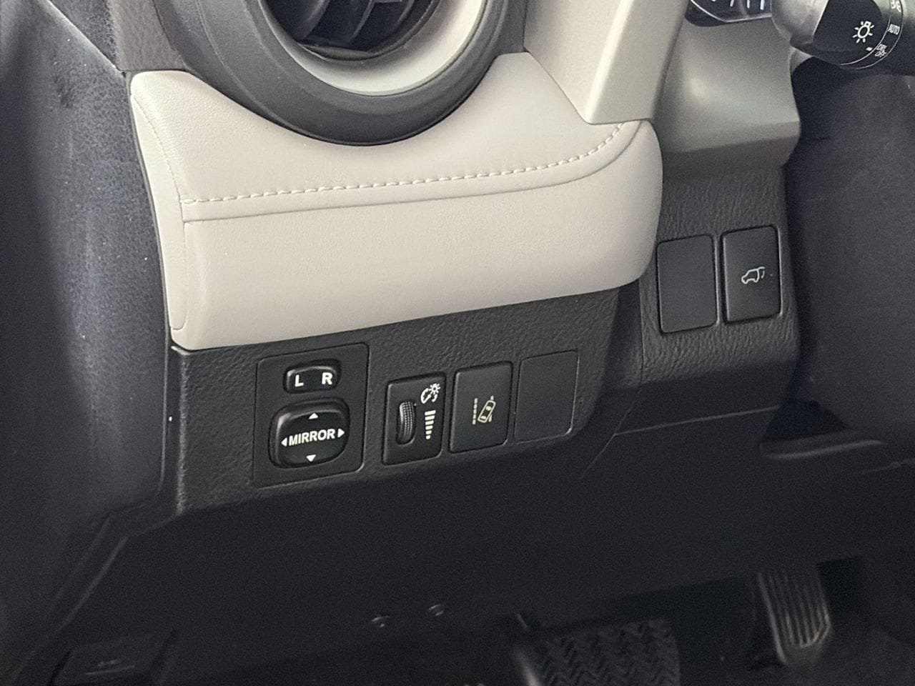Used 2018 Toyota RAV4 Limited w/ Protection Package FWD image 13