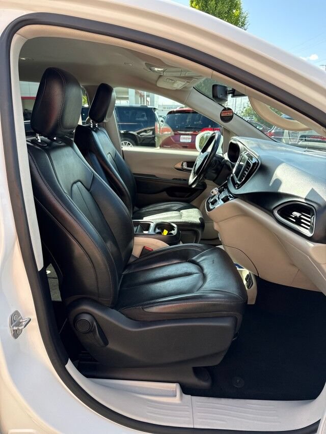Used 2020 Chrysler Pacifica Touring-L FWD image 18