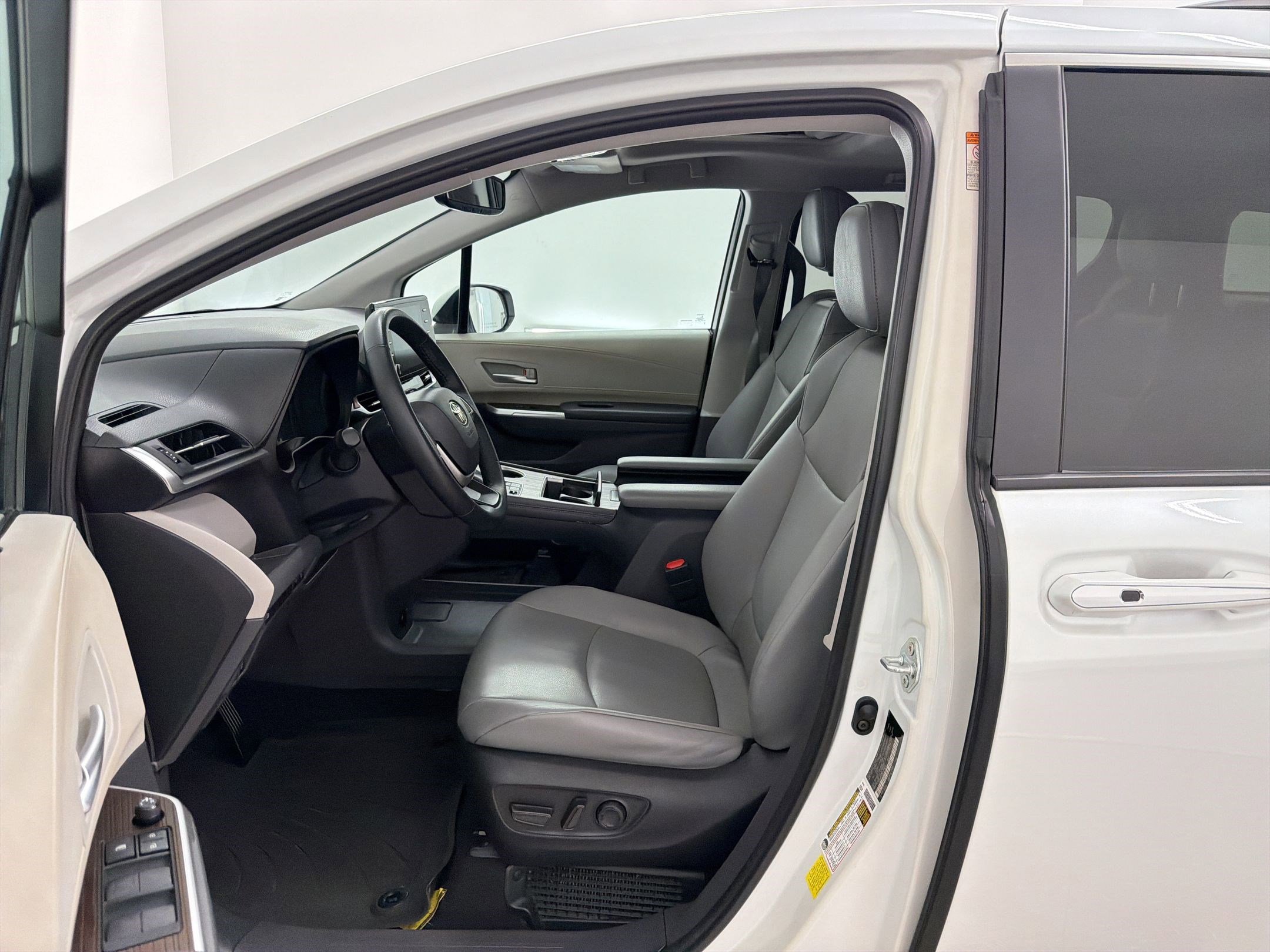 Used 2022 Toyota Sienna XLE image 5