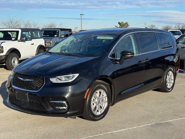 Used 2023 Chrysler Pacifica Touring-L image 12