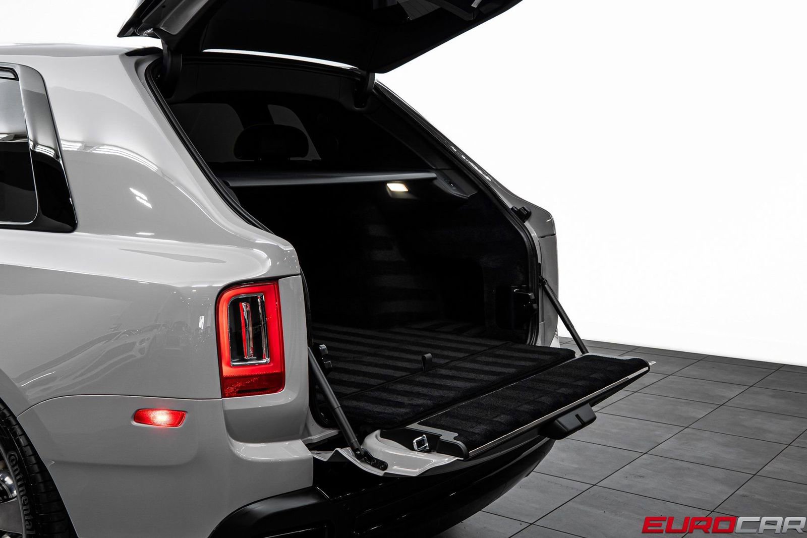 Used 2024 Rolls-Royce Cullinan AWD/4WD image 18