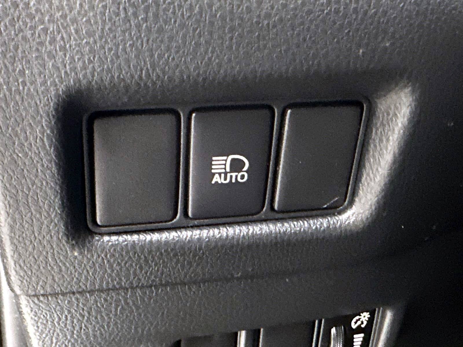 Used 2019 Toyota C-HR XLE FWD image 17