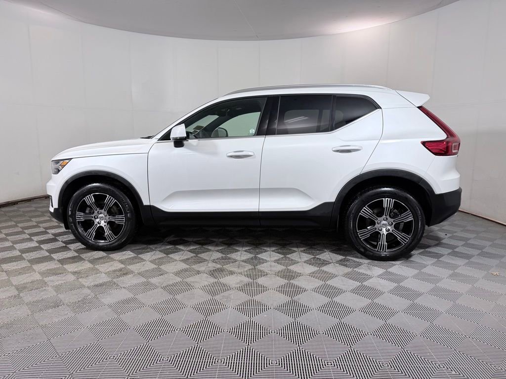 Used 2022 Volvo XC40 T5 Inscription w/ Climate Package image 3