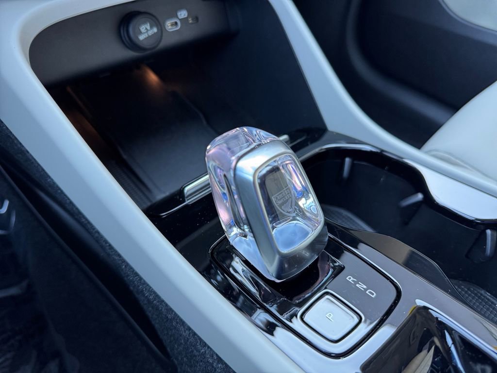 Certified 2024 Volvo XC40 B5 Plus w/ Protection Package Premier AWD/4WD image 17