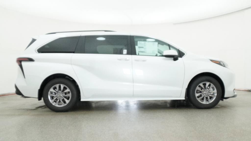 New 2026 Toyota Sienna XLE FWD image 30