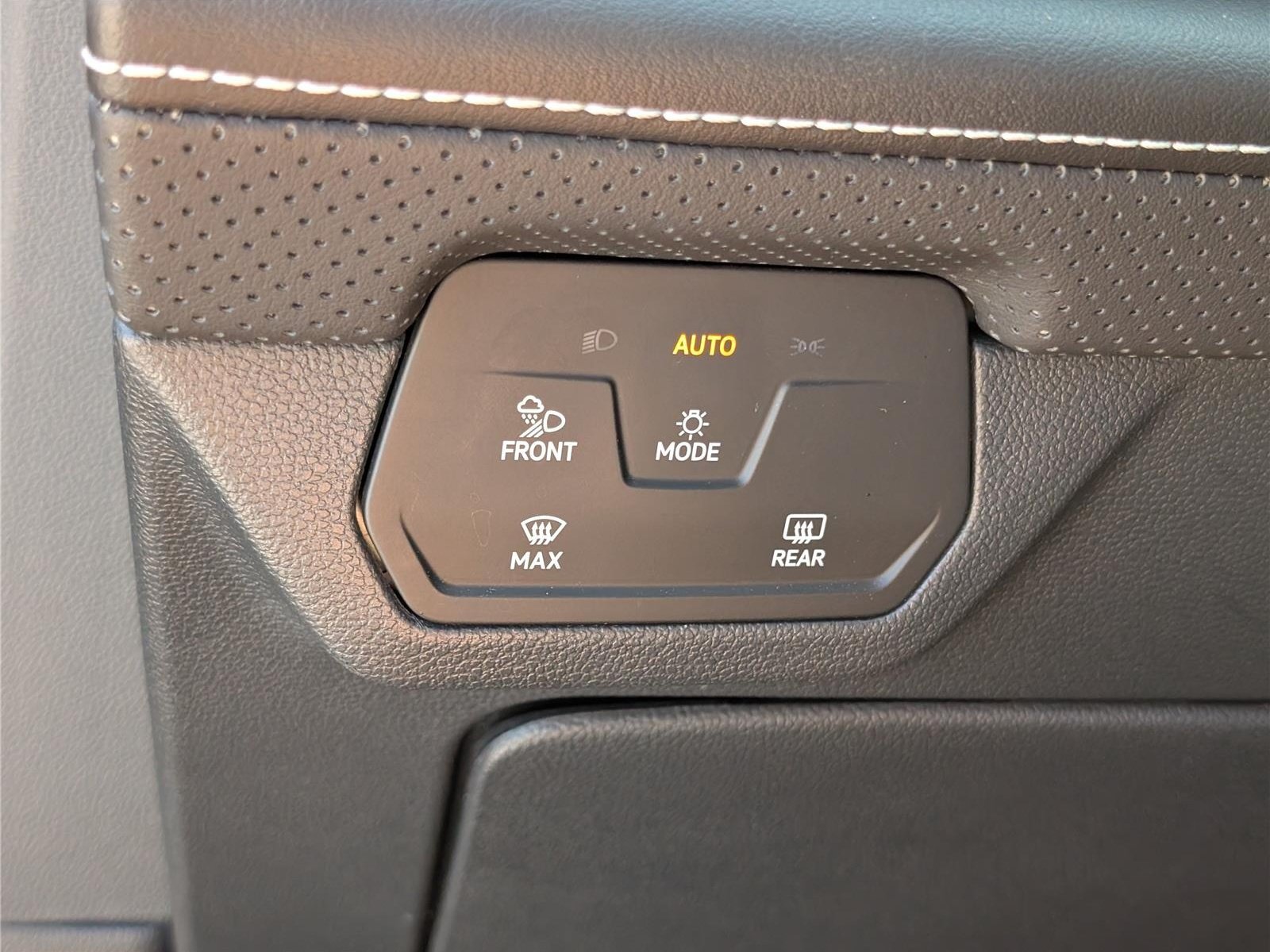 Used 2025 Volkswagen Atlas SE AWD/4WD image 23