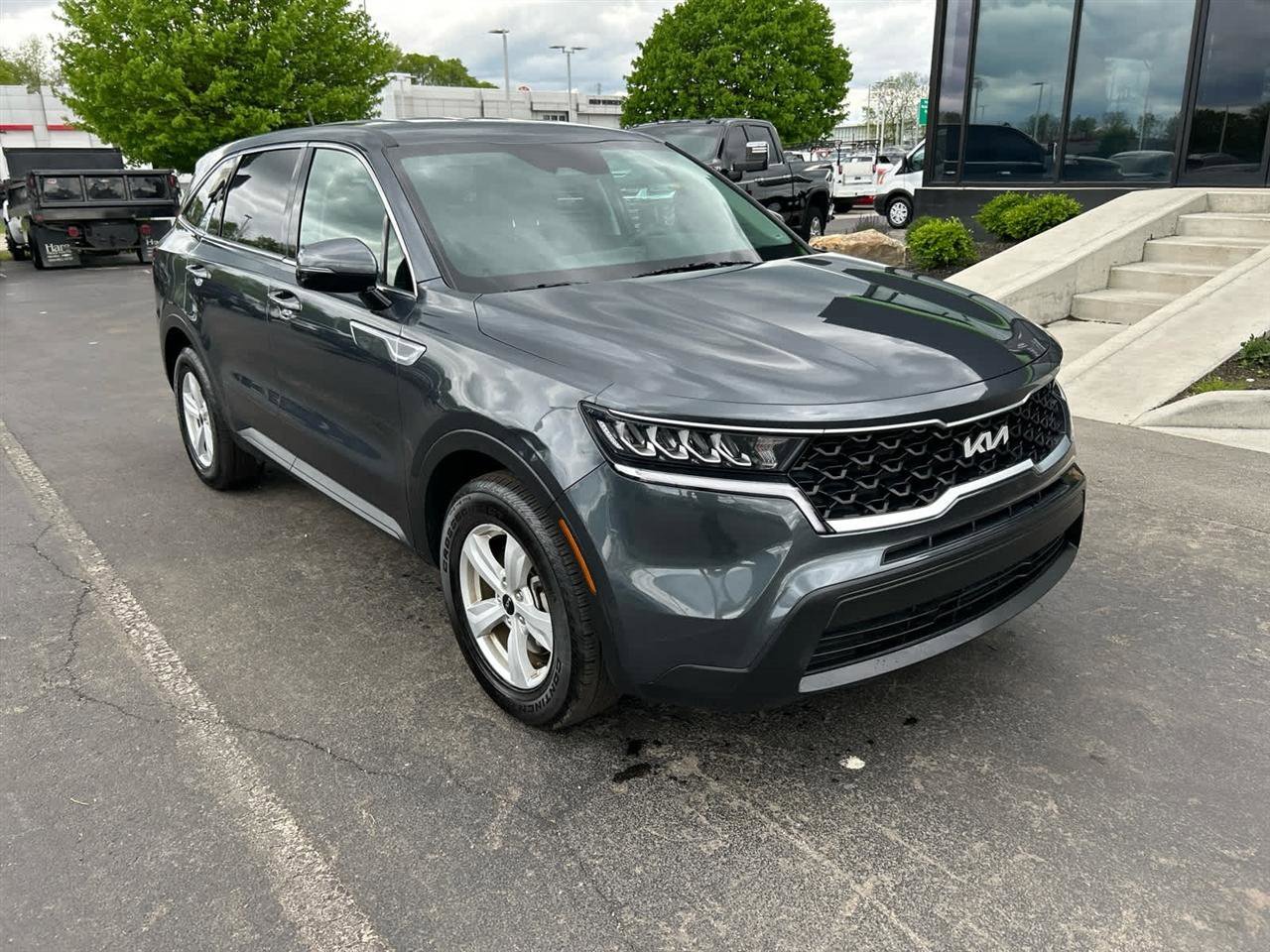 Used 2023 Kia Sorento LX FWD image 2