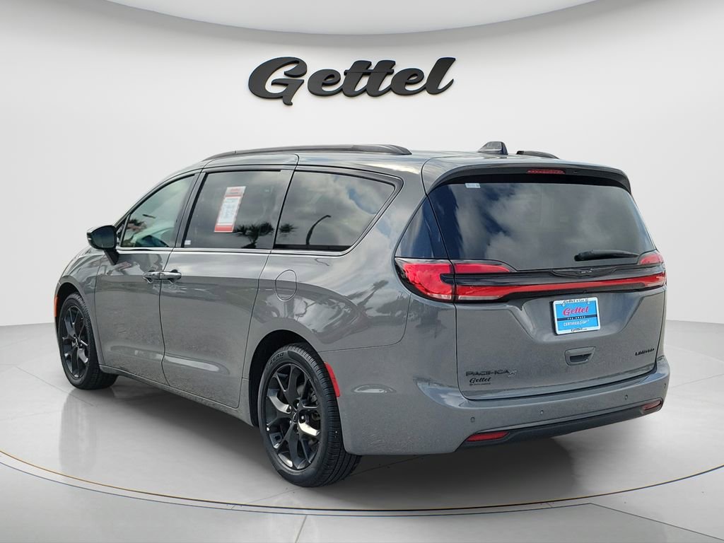 Used 2025 Chrysler Pacifica Limited image 6