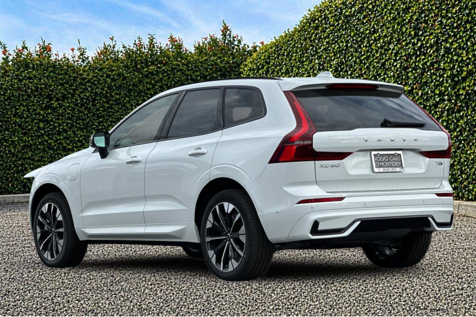 New 2026 Volvo XC60 T8 Plus w/ Protection Package Premier AWD/4WD image 4