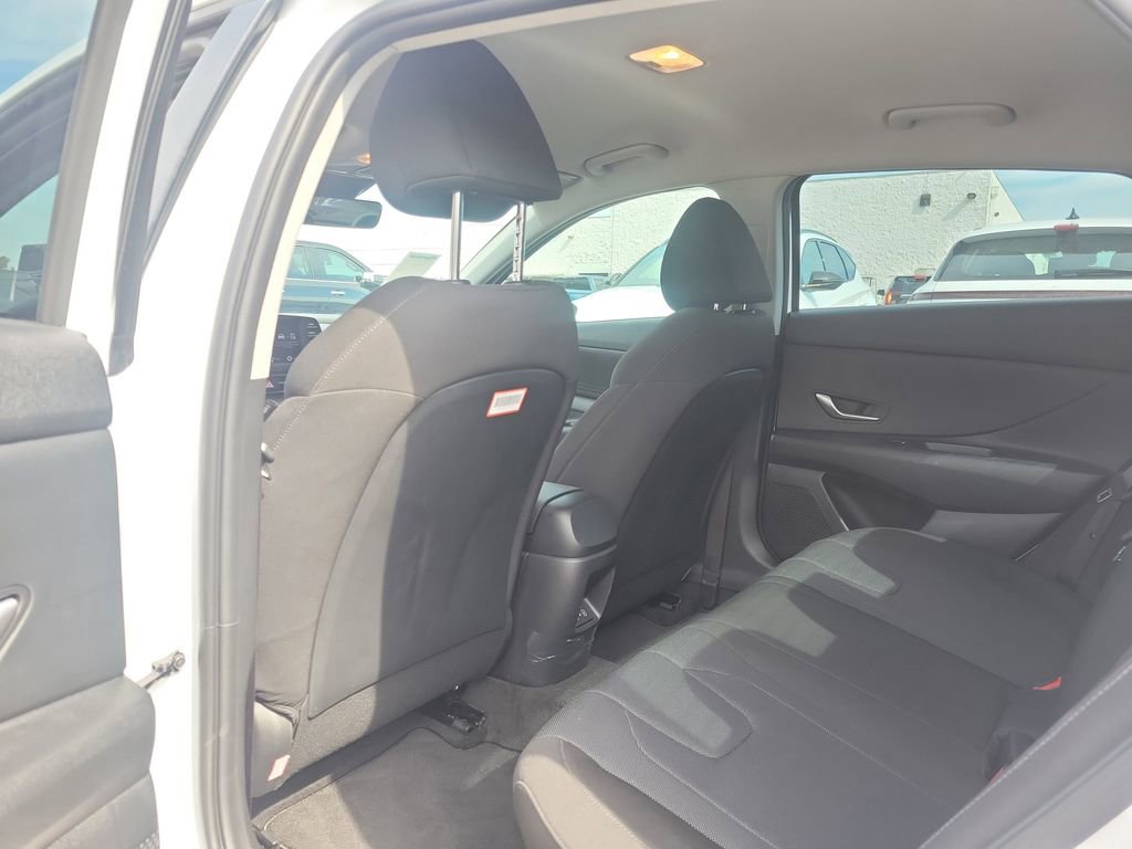Certified 2025 Hyundai Elantra SE image 9