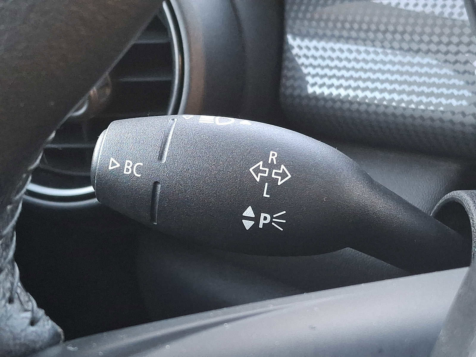 Used 2015 MINI Cooper 4-Door Hardtop image 25