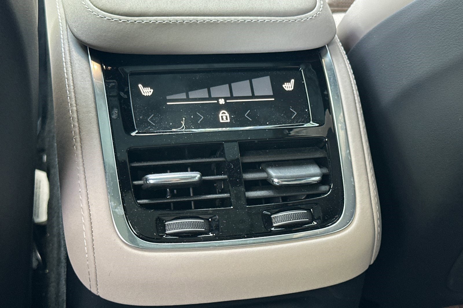 Used 2026 Volvo XC90 T8 Ultra w/ Lounge Package image 16