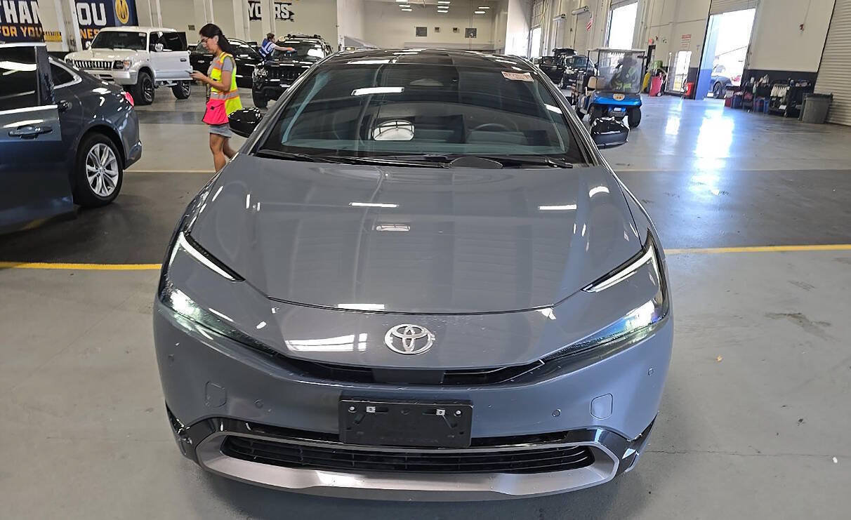 Used 2025 Toyota Prius XLE AWD/4WD image 6