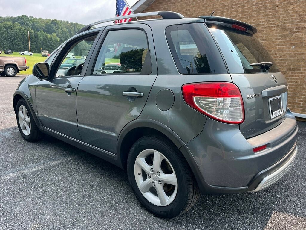 Used 2009 Suzuki SX4 AWD Hatchback w/ Touring Pkg image 5