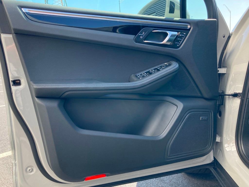 Certified 2025 Porsche Macan image 22