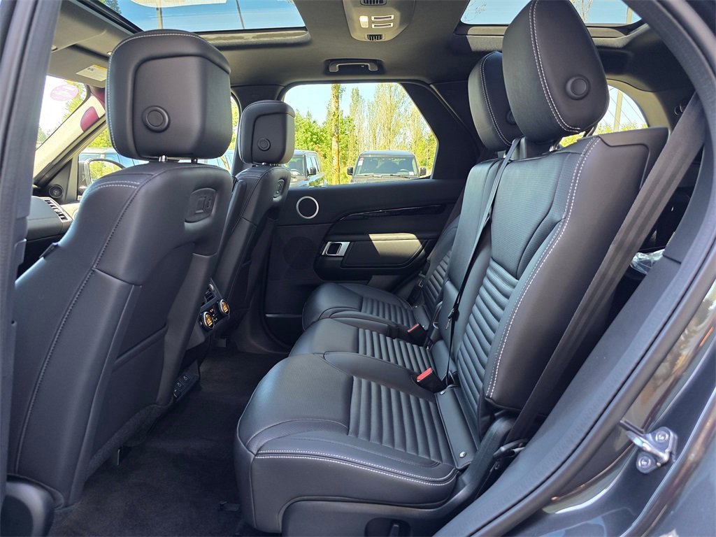 New 2025 Land Rover Discovery S image 28