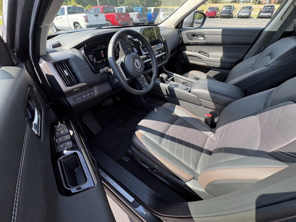 Used 2025 Nissan Pathfinder Platinum w/ Cargo Package AWD/4WD image 12