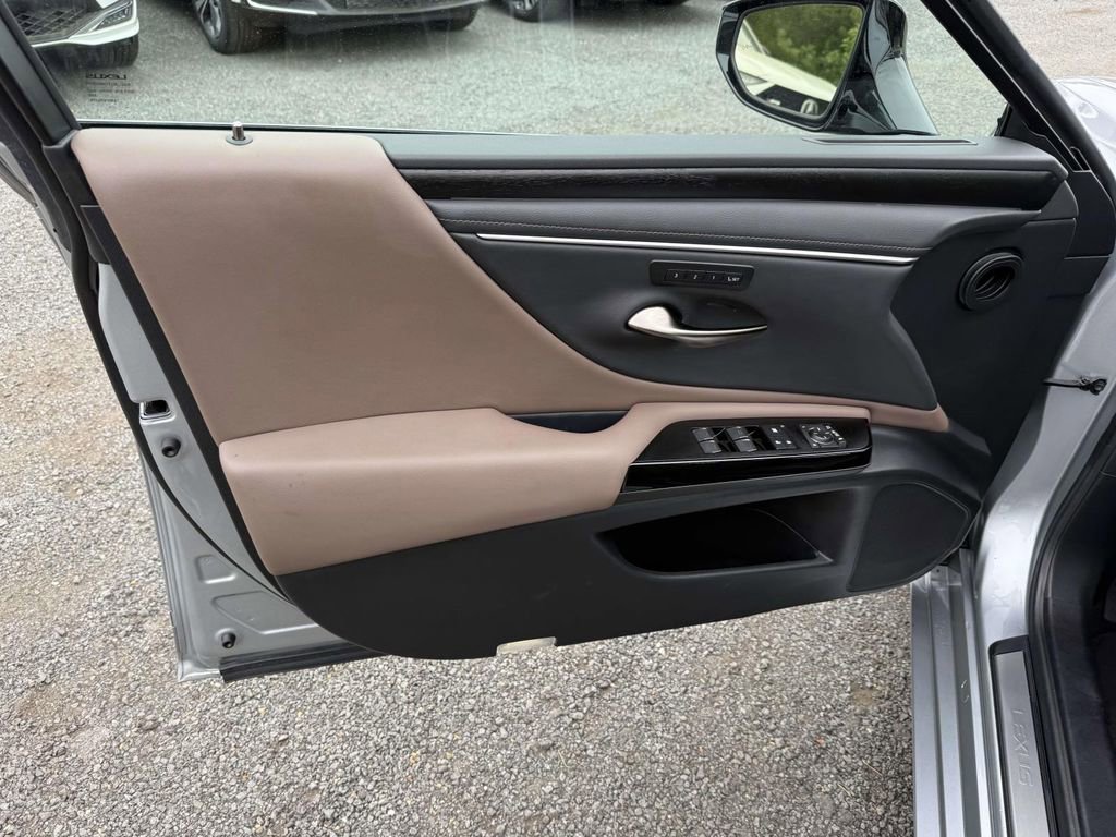 Used 2025 Lexus ES 350 w/ Premium Package FWD image 12