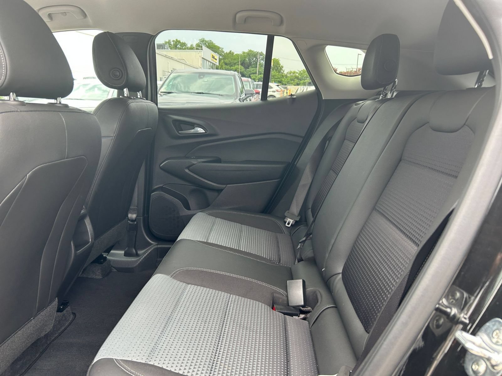 Used 2025 Chevrolet Trax LT w/ LT Convenience Package FWD image 21
