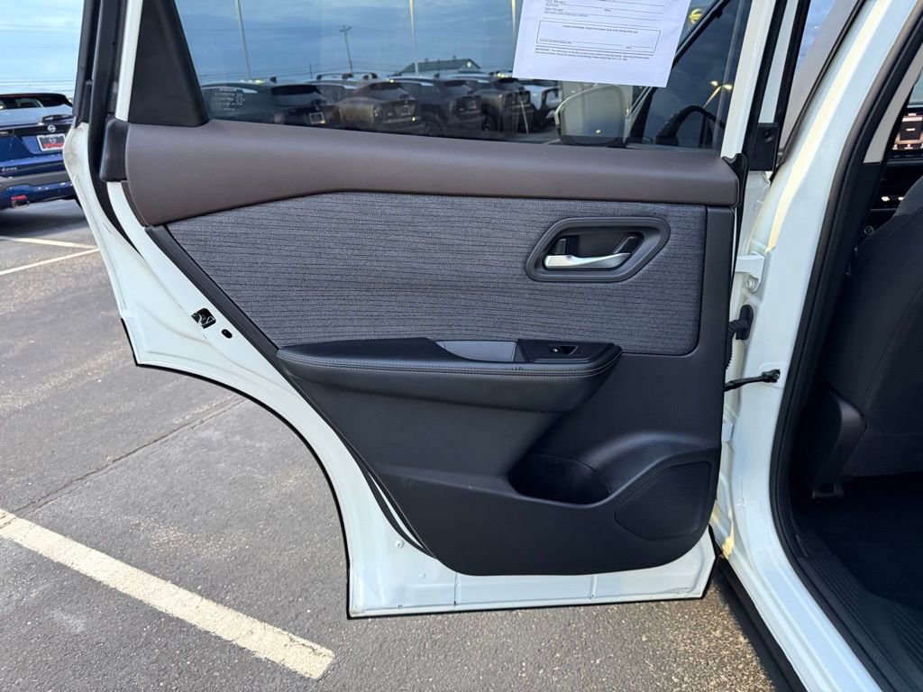 Used 2023 Nissan Rogue SV image 16