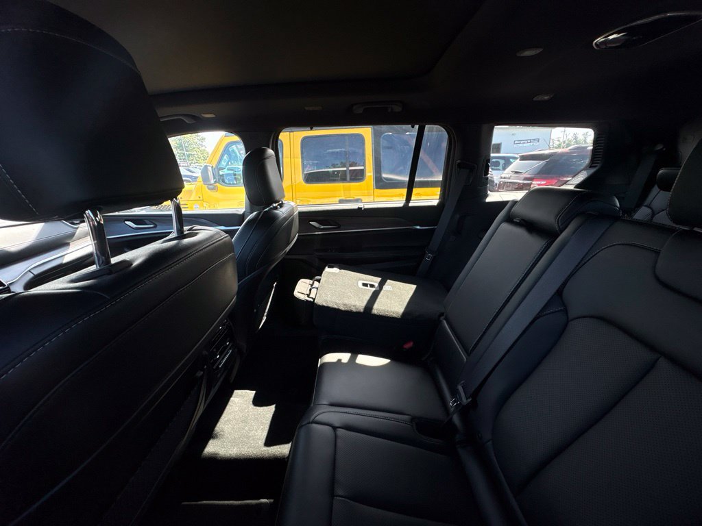 Used 2025 Jeep Grand Cherokee L Limited w/ Luxury Tech Group II AWD/4WD image 6