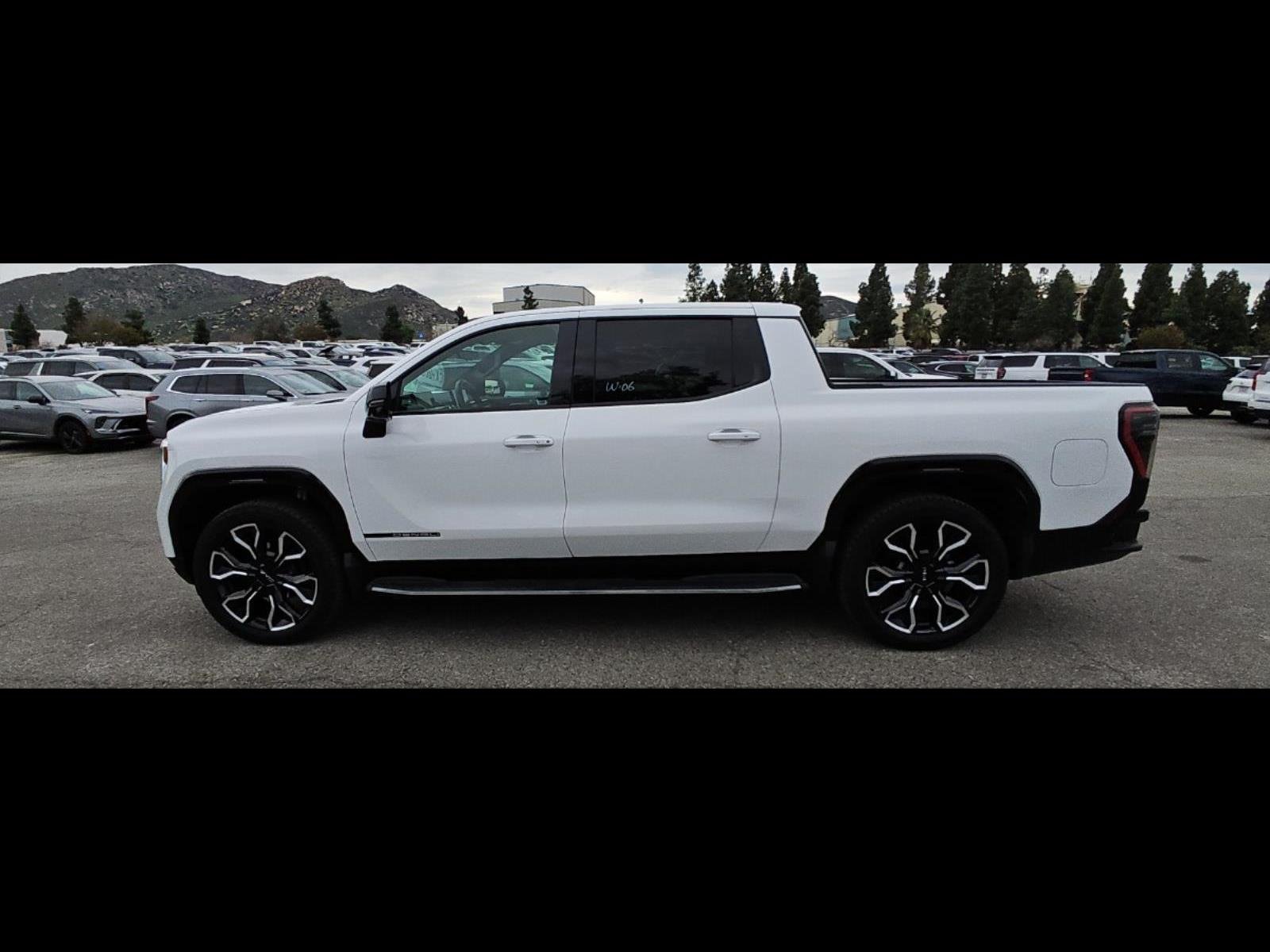 Used 2025 GMC Sierra EV Denali AWD/4WD image 8