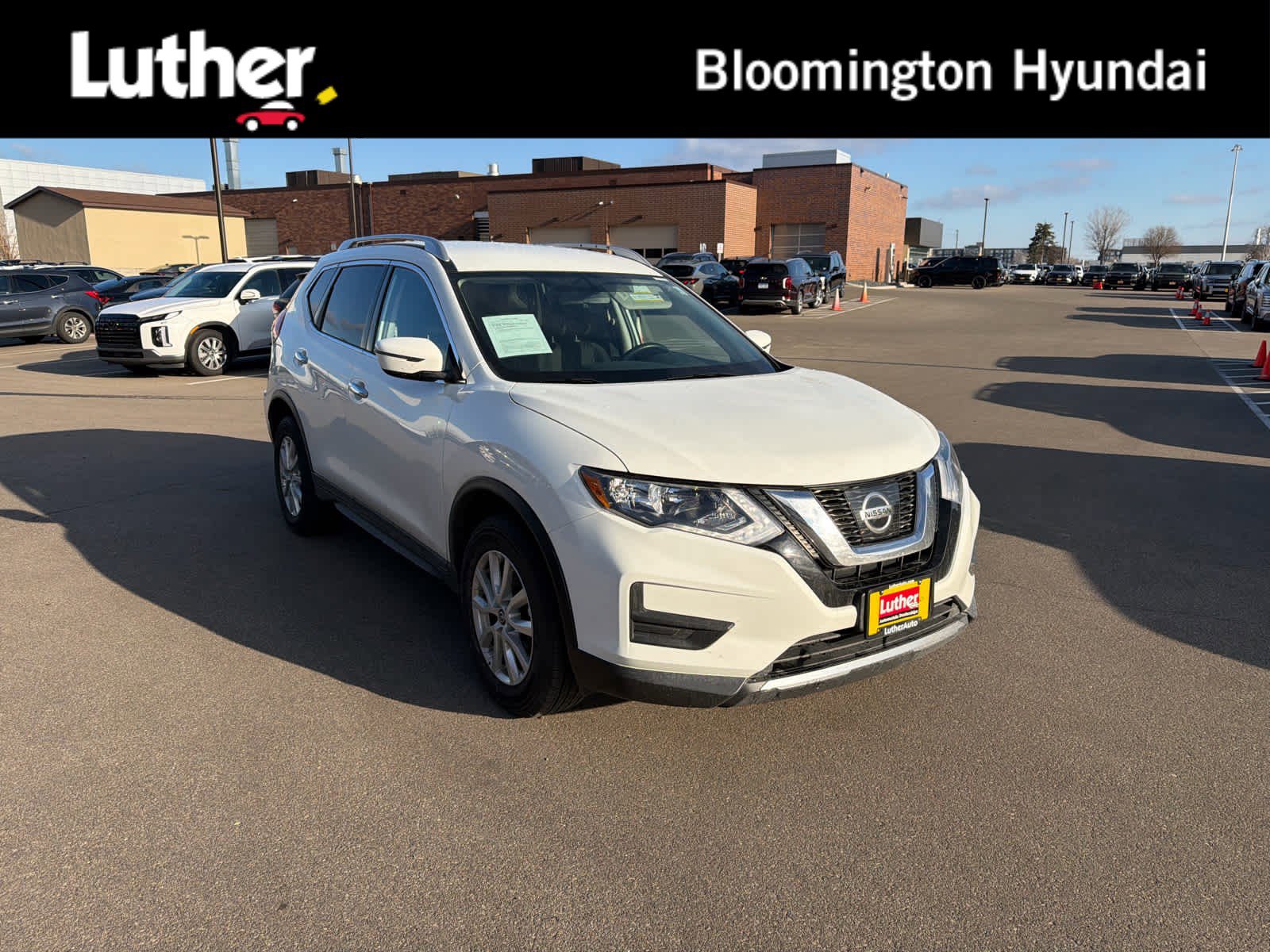 Used 2017 Nissan Rogue SV image 1
