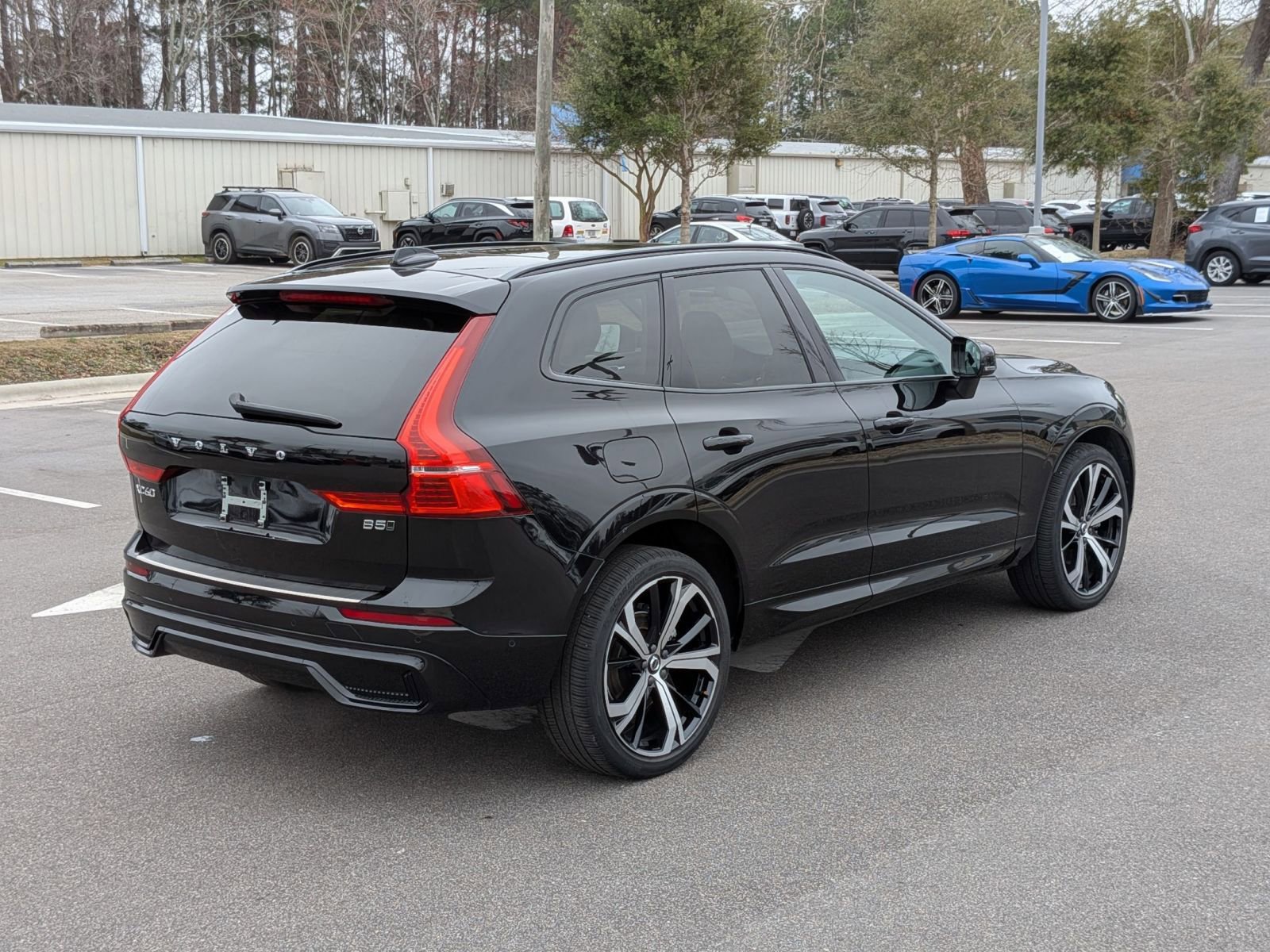 Used 2023 Volvo XC60 B5 Ultimate w/ Climate Package image 3
