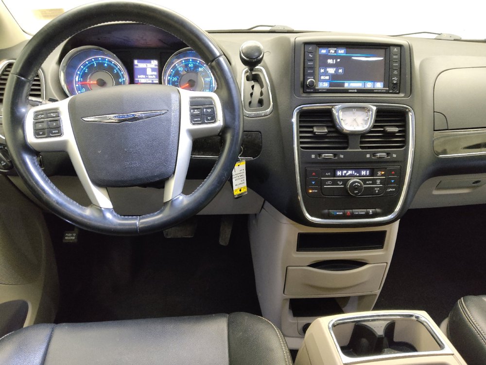 Used 2016 Chrysler Town & Country Touring FWD image 22