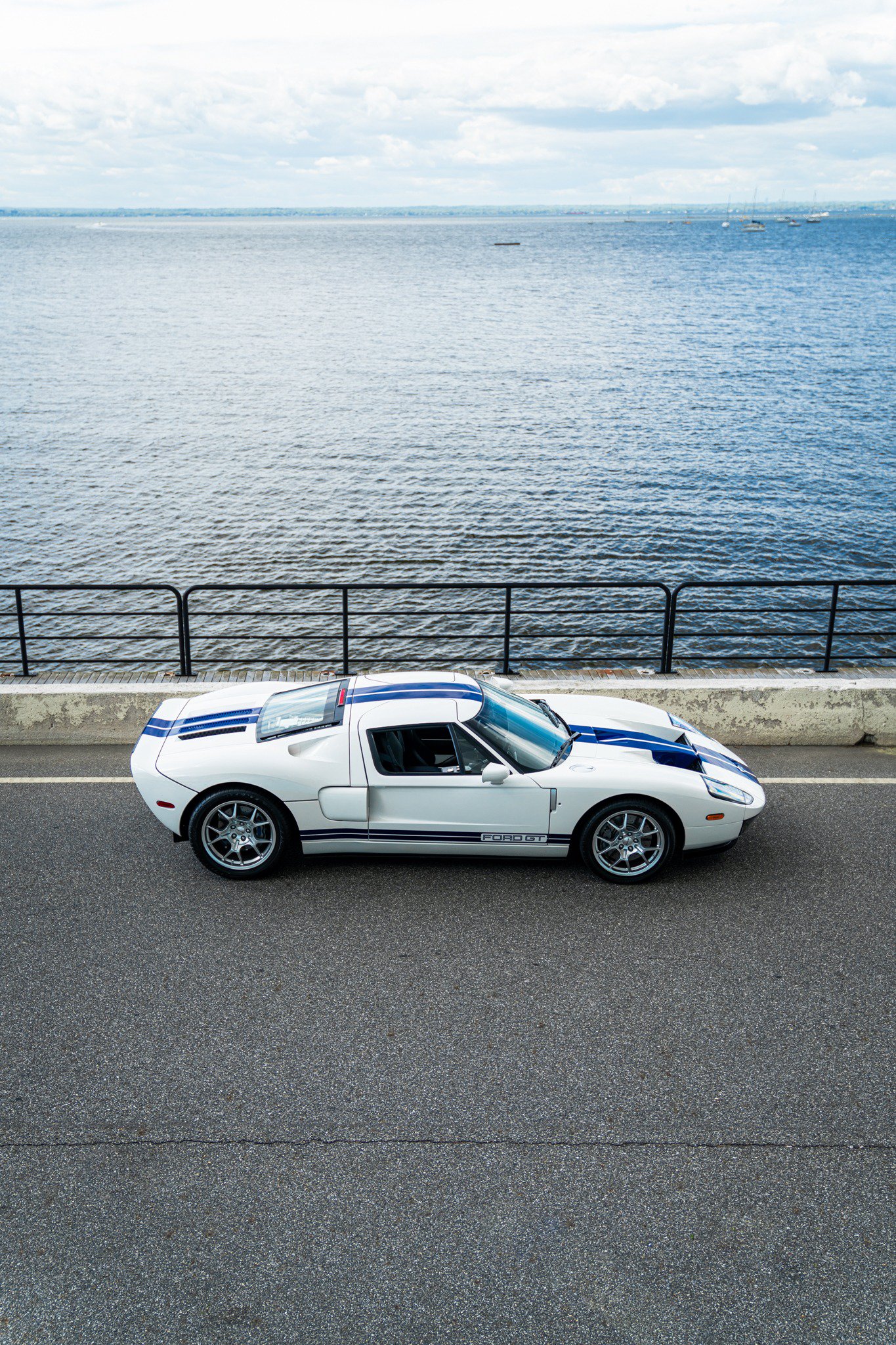 Used 2006 Ford GT RWD image 7