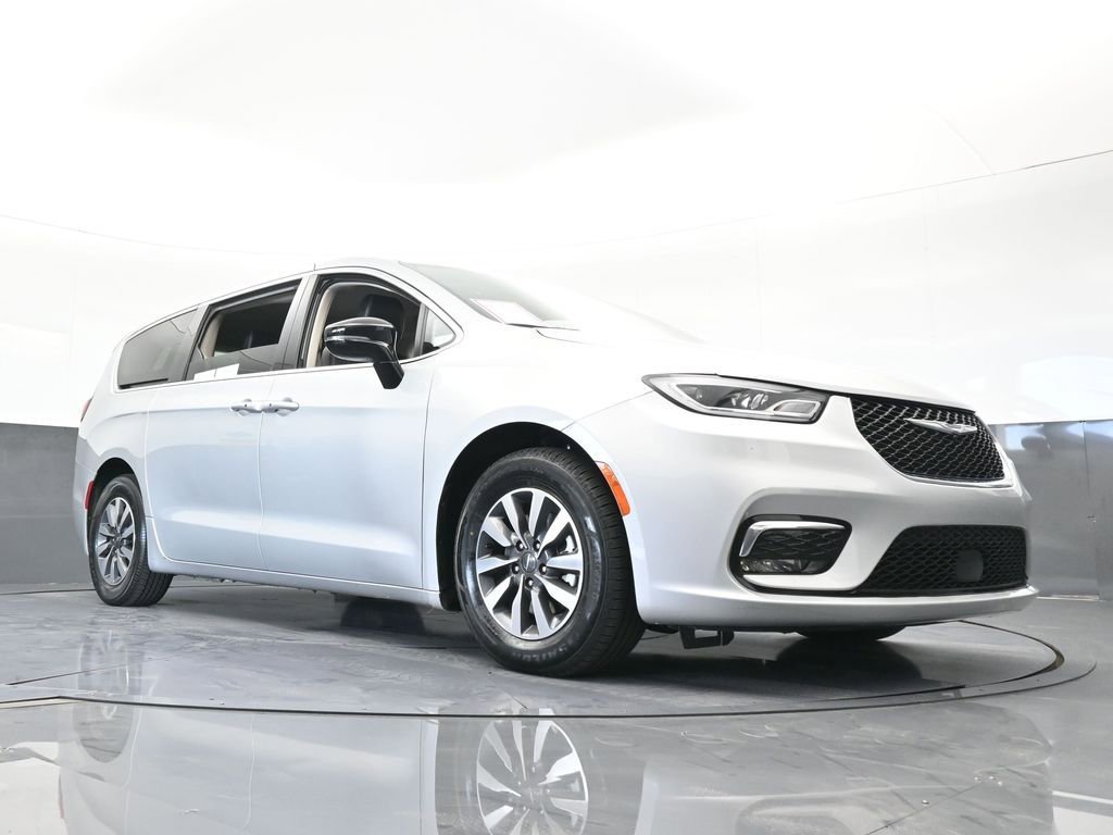 Used 2024 Chrysler Pacifica Select image 67