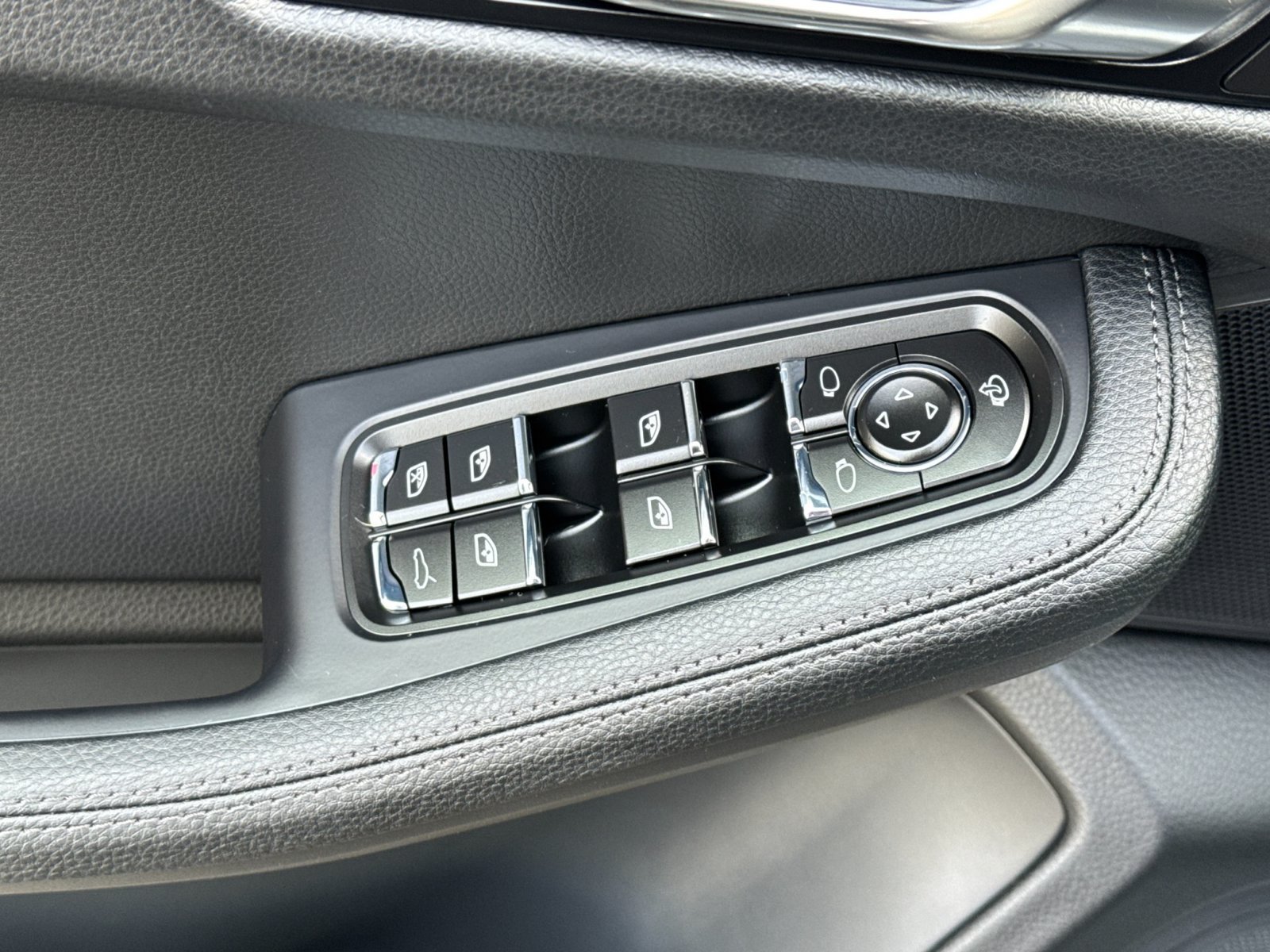 Certified 2026 Porsche Macan AWD/4WD image 13