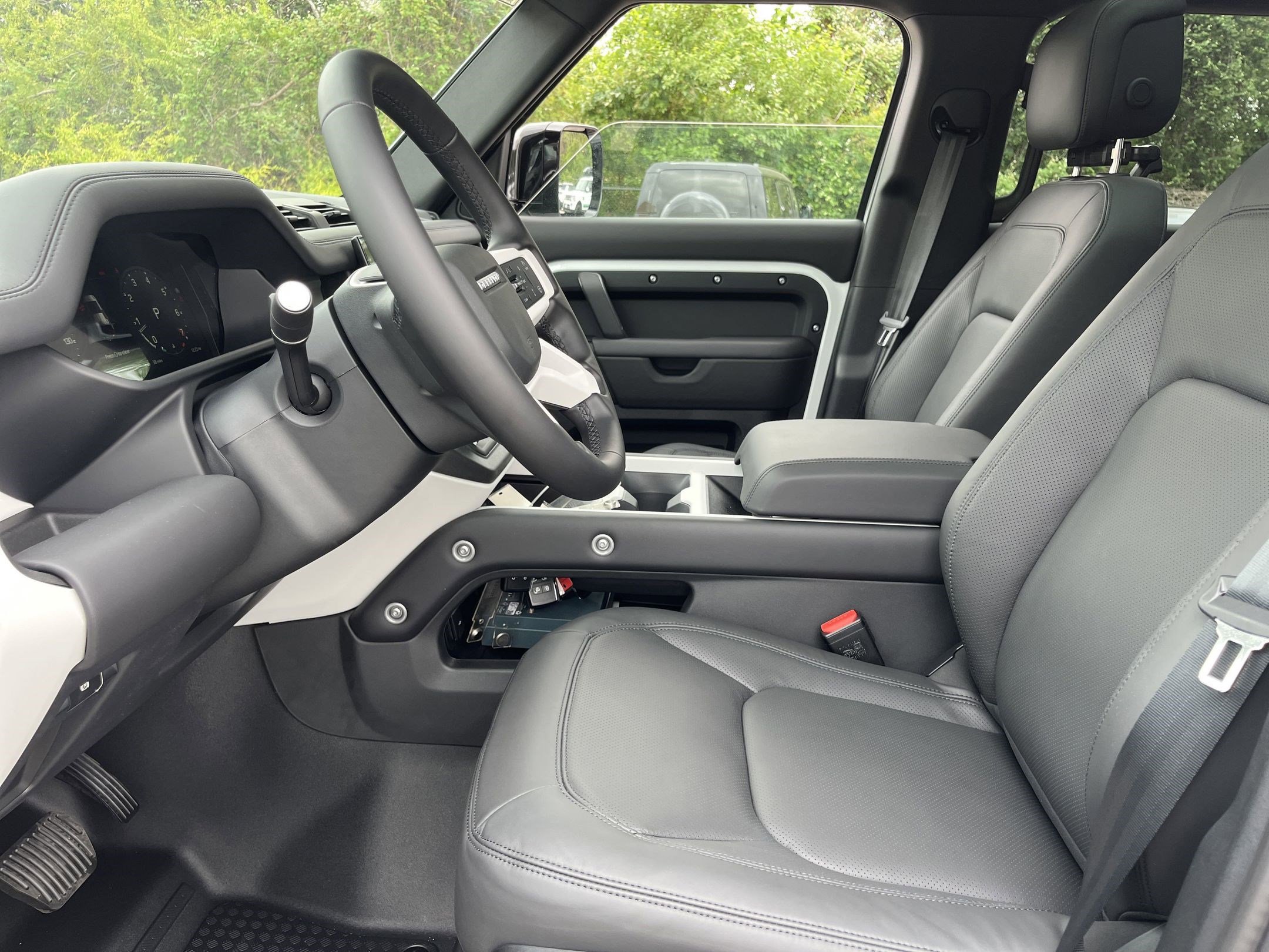 Used 2025 Land Rover Defender 110 S image 4