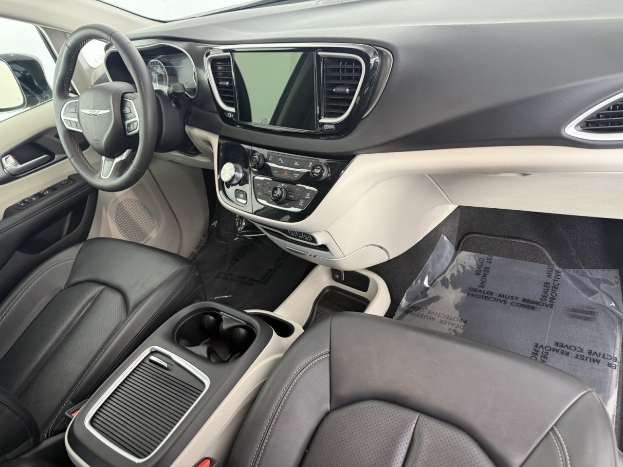 Used 2024 Chrysler Pacifica Touring-L FWD image 11