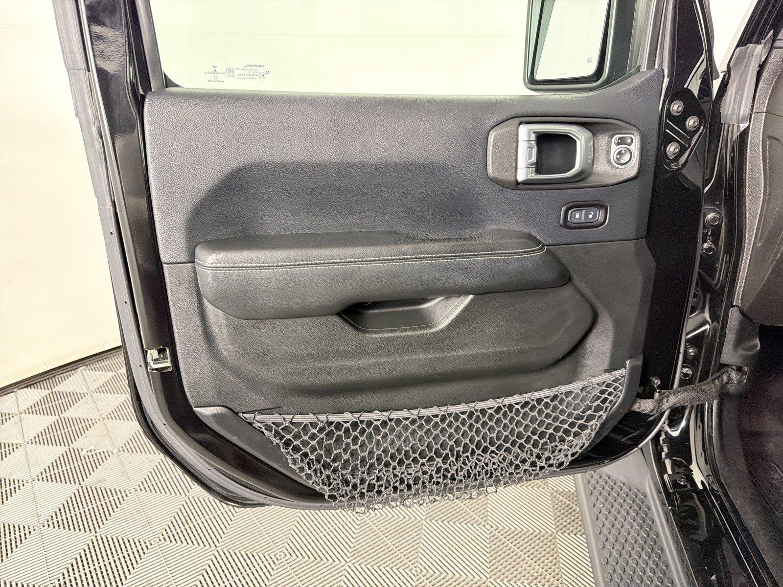 Used 2018 Jeep Wrangler Unlimited Sahara AWD/4WD image 8