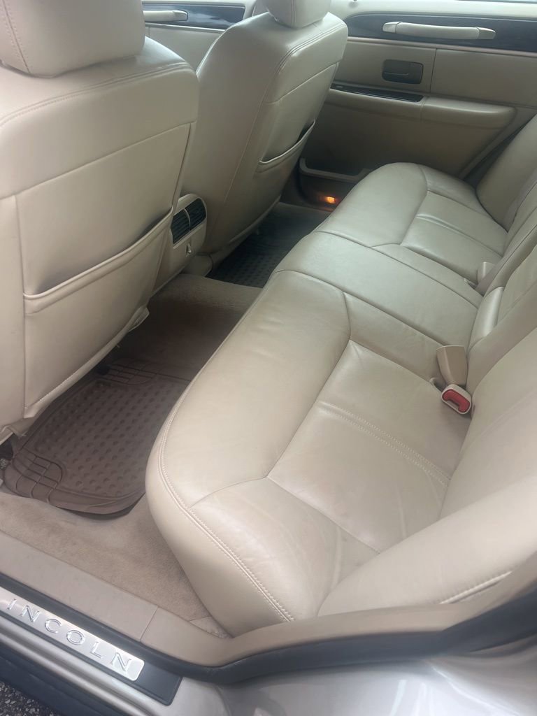 Used 2009 Lincoln Town Car Signature Limited image 9