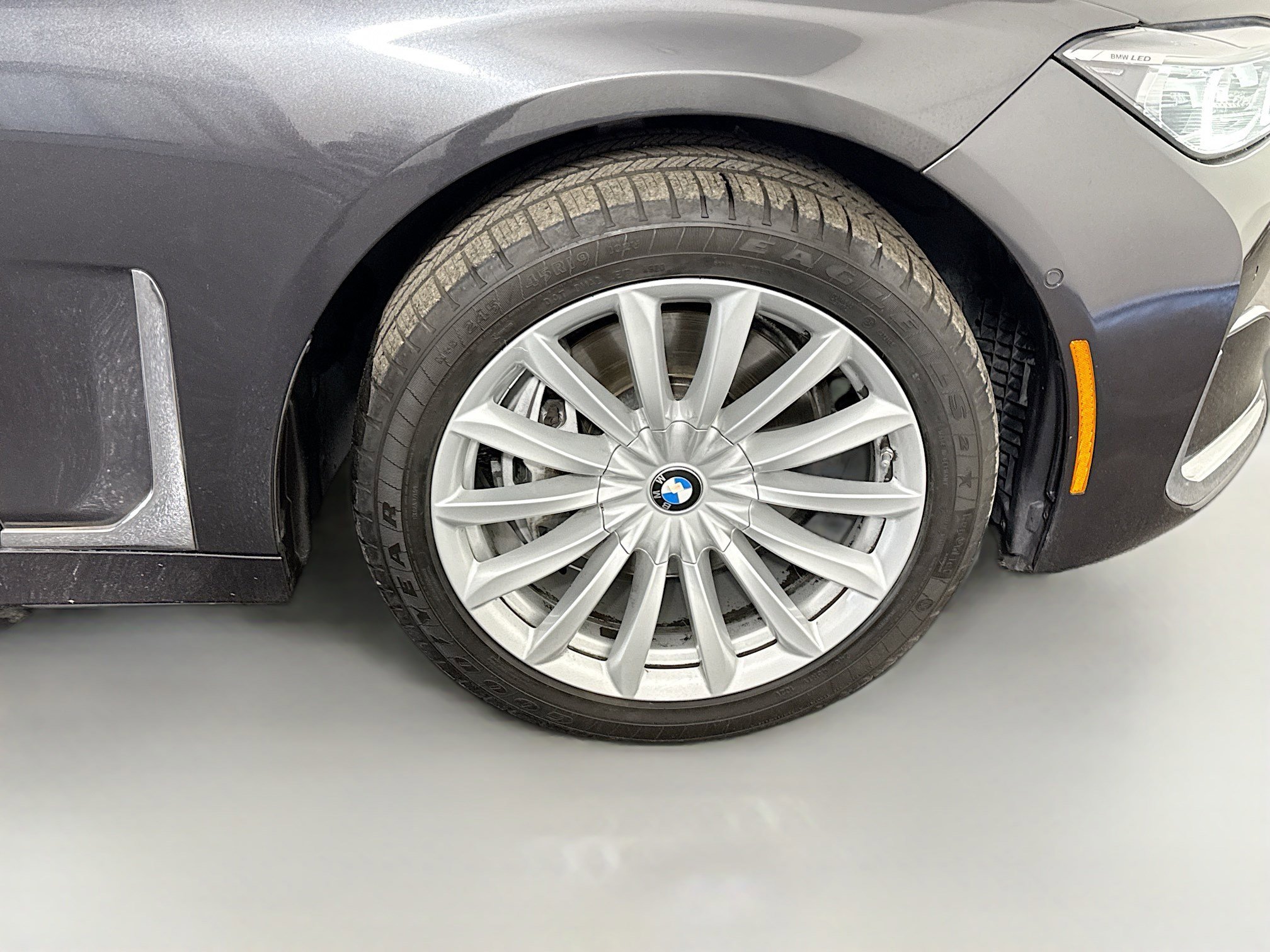 Used 2022 BMW 740i image 32