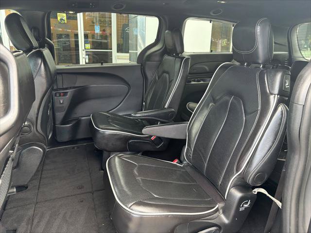 Certified 2025 Chrysler Pacifica Limited FWD image 15