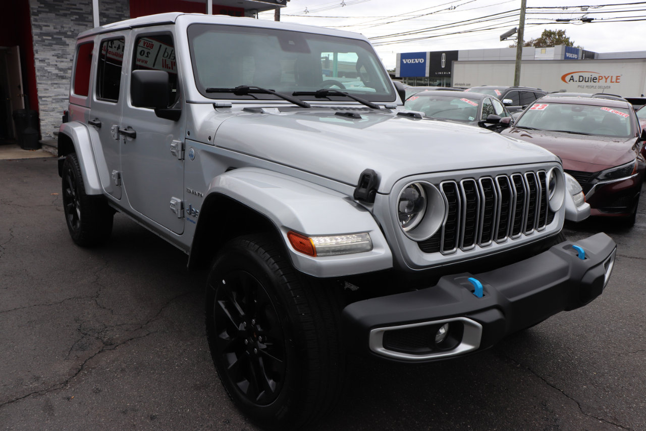 Used 2024 Jeep Wrangler Sahara image 7
