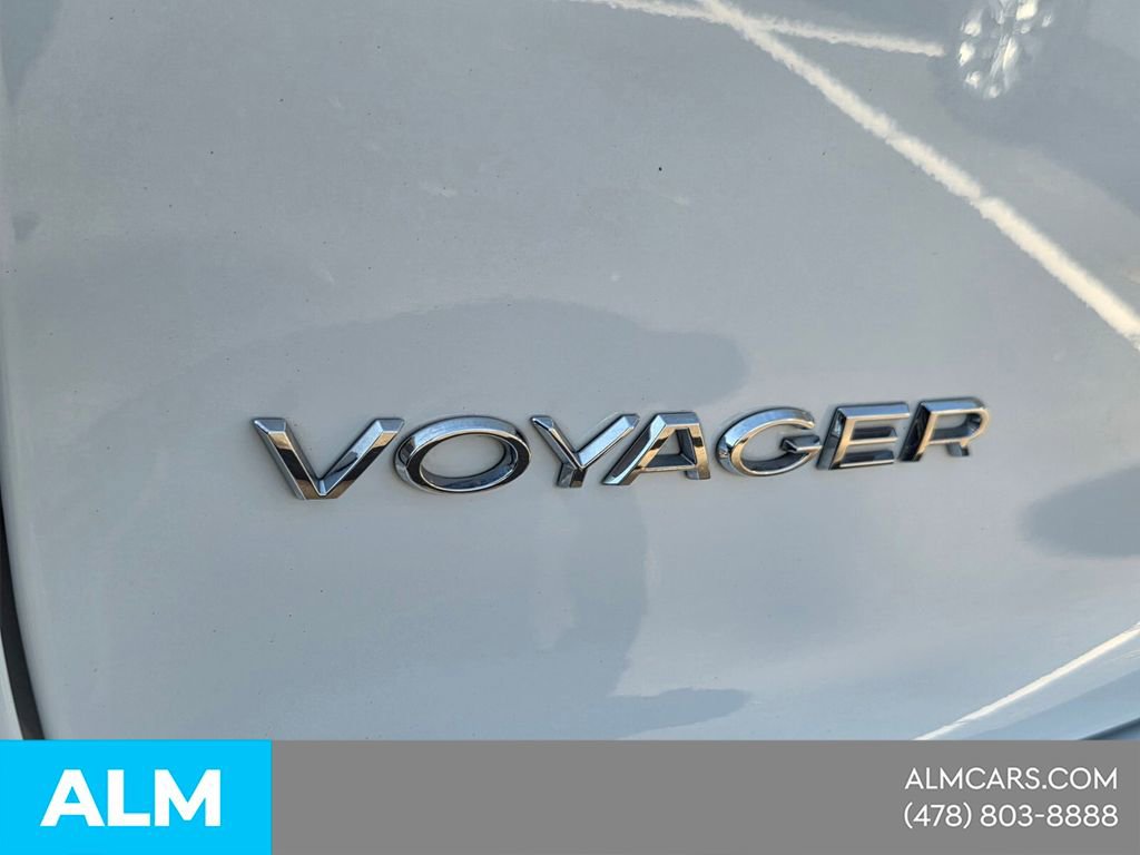 Used 2022 Chrysler Voyager LX image 12