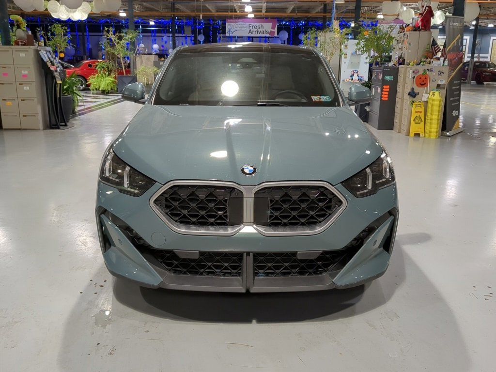 Certified 2025 BMW X2 xDrive28i w/ Technology Package image 3