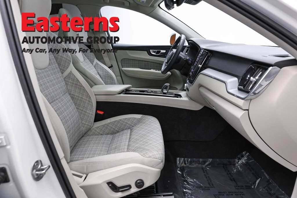 Used 2022 Volvo XC60 B5 Momentum AWD/4WD image 27